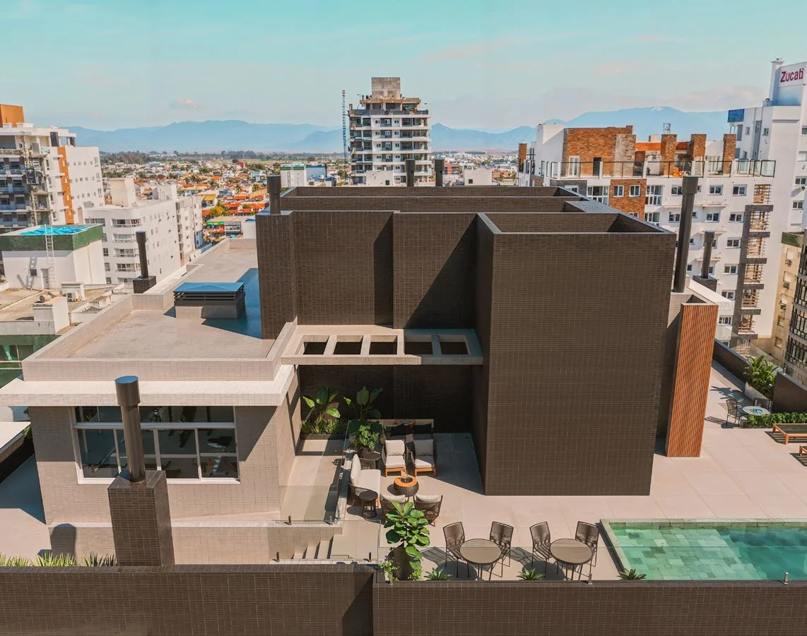 Vista aérea da cobertura do Residencial Anita com o skyline de Capão da Canoa ao fundo