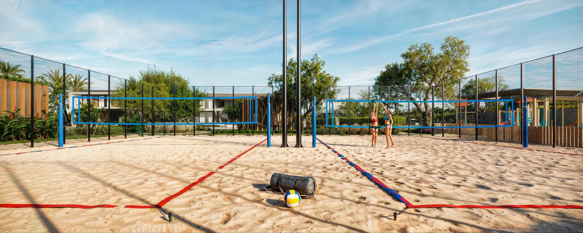 Quadra de areia para beach tennis e padel no complexo esportivo do AURA Garden Place, em Xangri-Lá