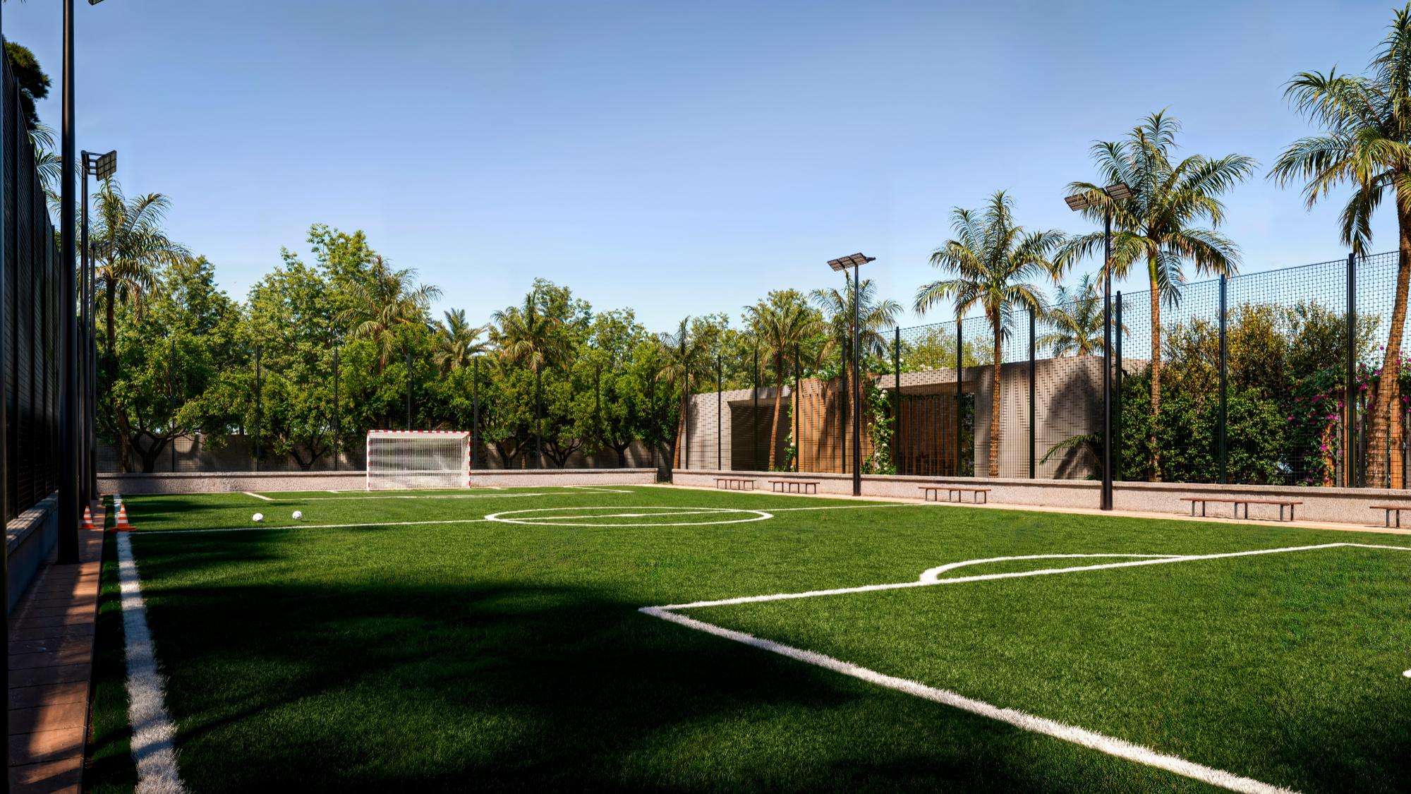 Campo de futebol e quadra poliesportiva do AURA Garden Place