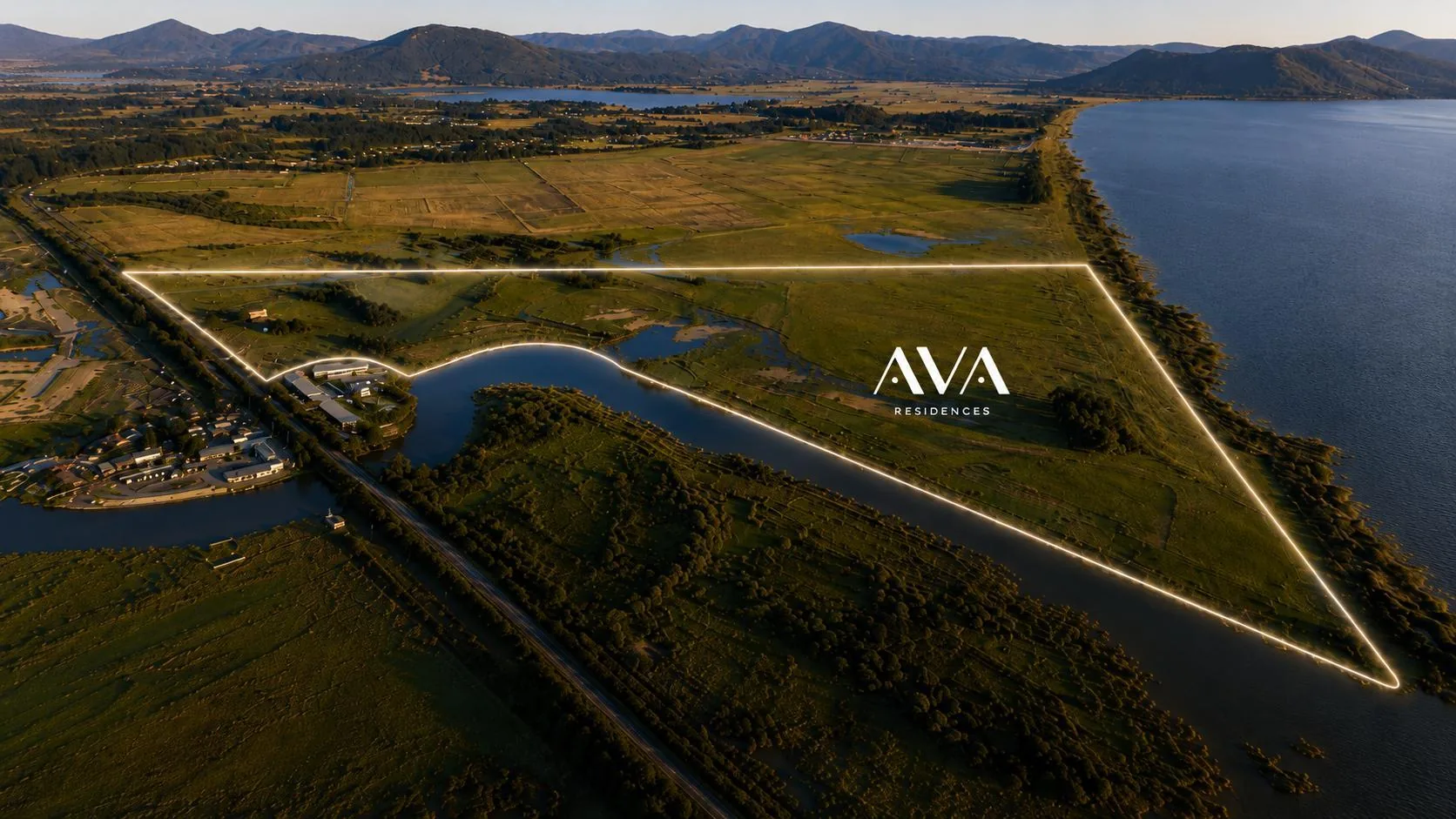 Foto aérea da gleba de 50 hectares do AVA Residences em Maquiné, com o perímetro demarcado entre a lagoa de um lado e o rio do outro