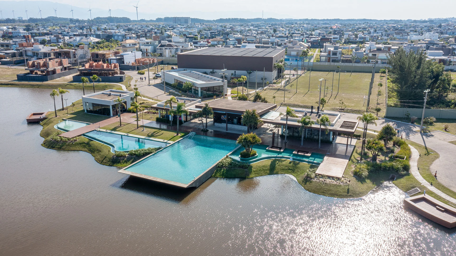 Foto aérea de detalhe das piscinas do clube do Blue Xangri-lá, junto ao lago