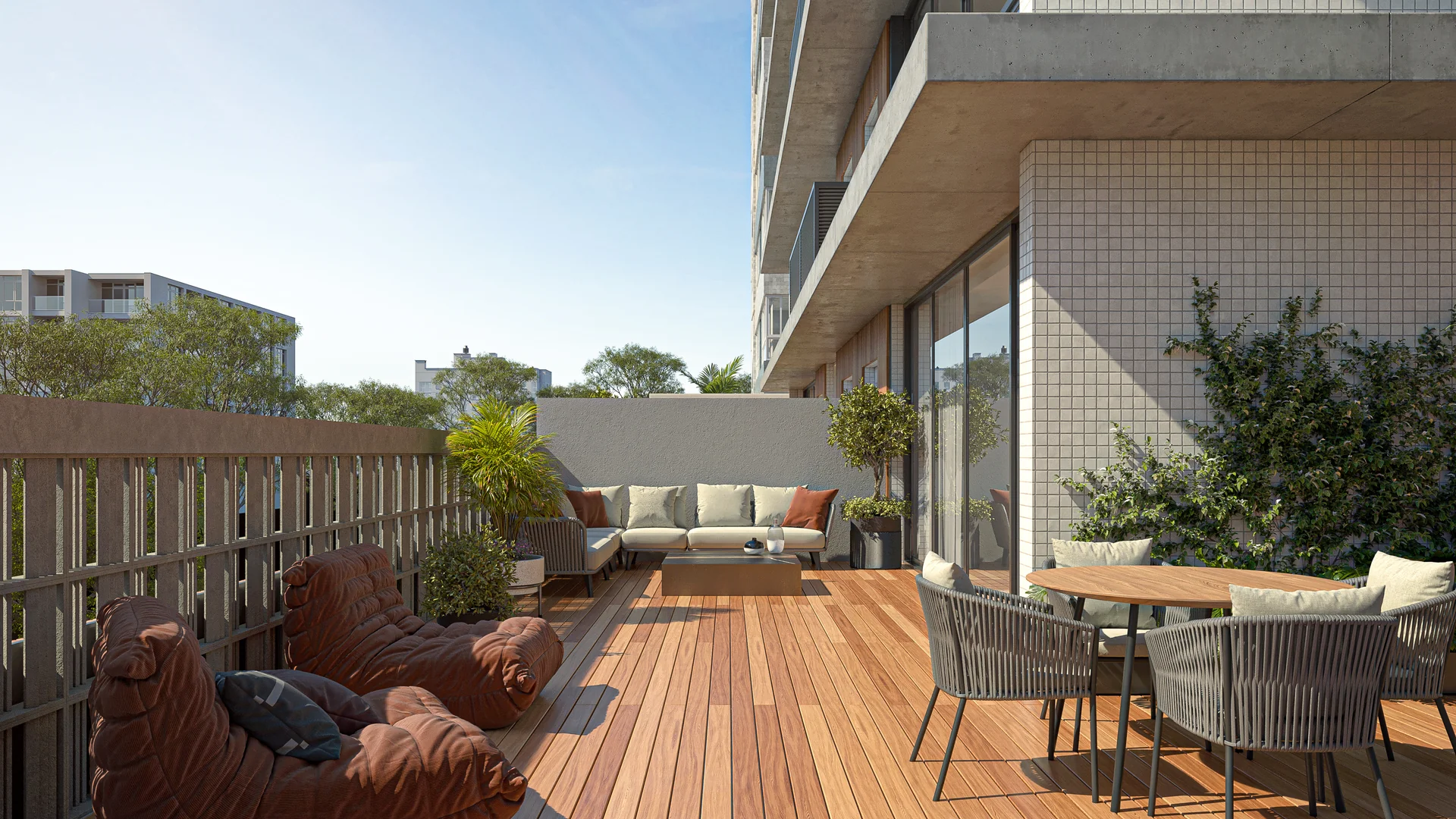Terraço com deck de madeira, mesa externa e estar do Cascais Soft Living