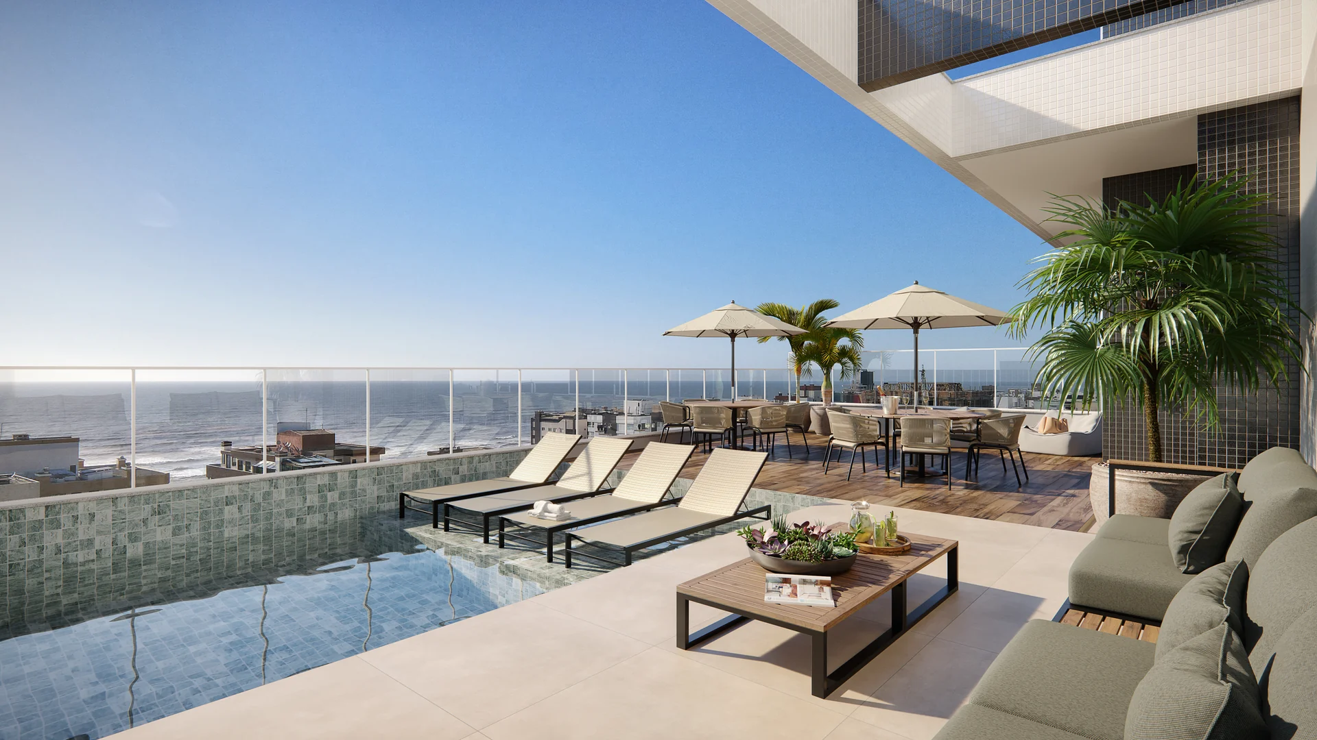 Perspectiva da piscina do rooftop do Chapter28 Residence, com espreguiçadeiras, guarda-sóis e o mar de Capão da Canoa no horizonte
