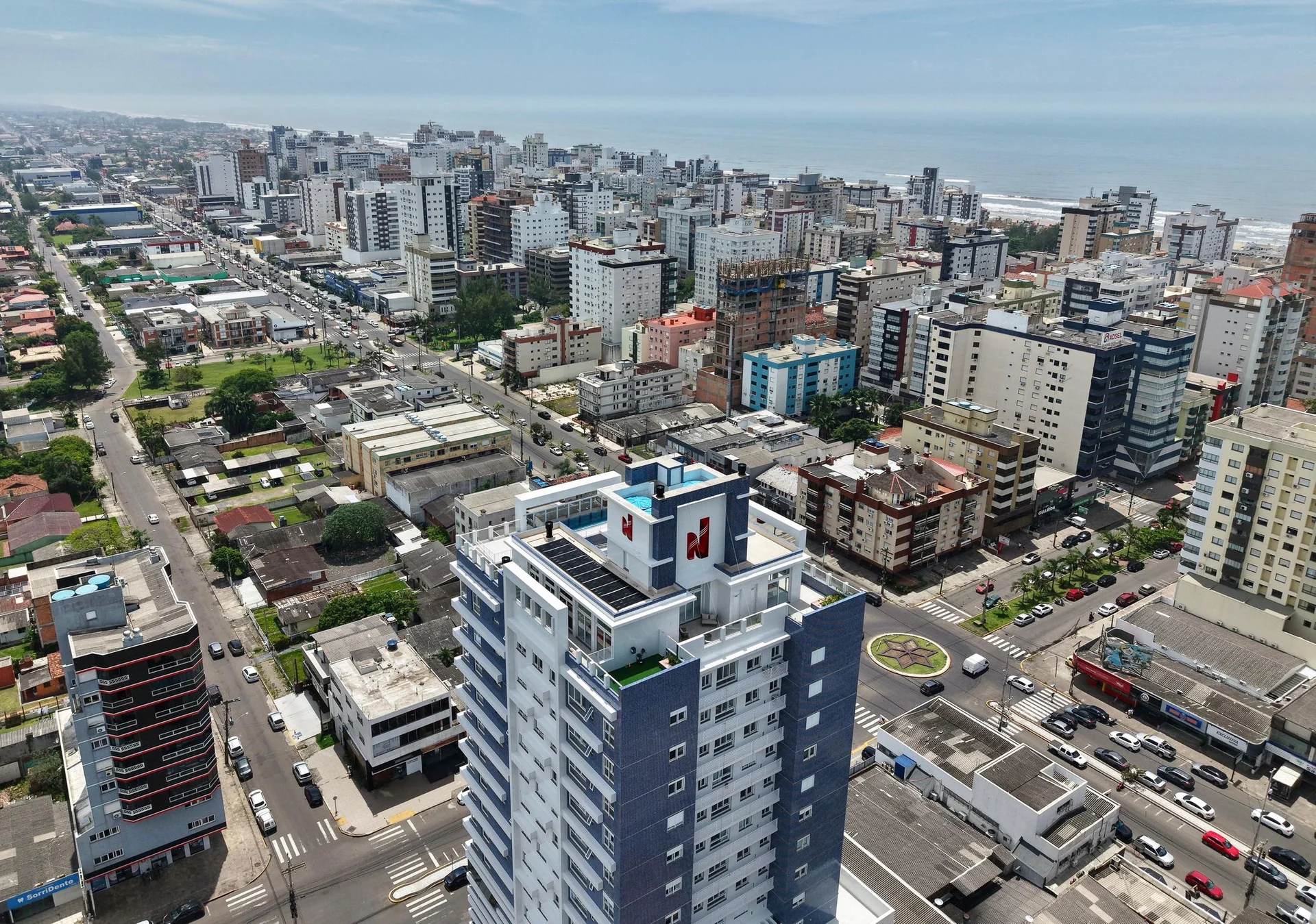 Fachada aérea do Domênico Home & Club, torre entregue no Centro de Capão da Canoa
