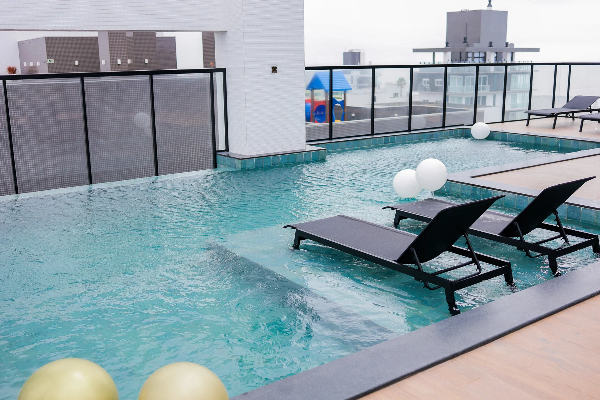 Piscina no rooftop do Epic Residence, com deck e vista aberta para o litoral de Capão da Canoa