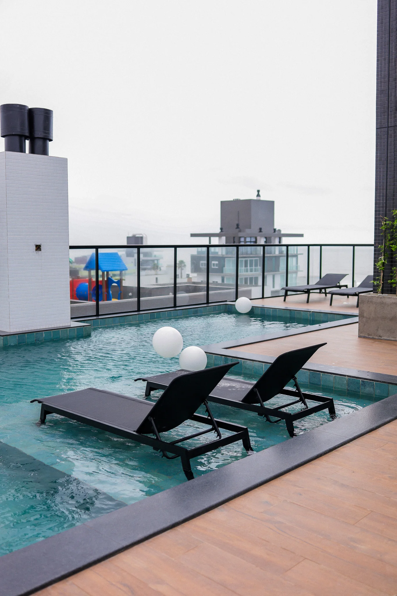Foto real do rooftop do Epic Residence com piscina e vista para a região de Capão da Canoa