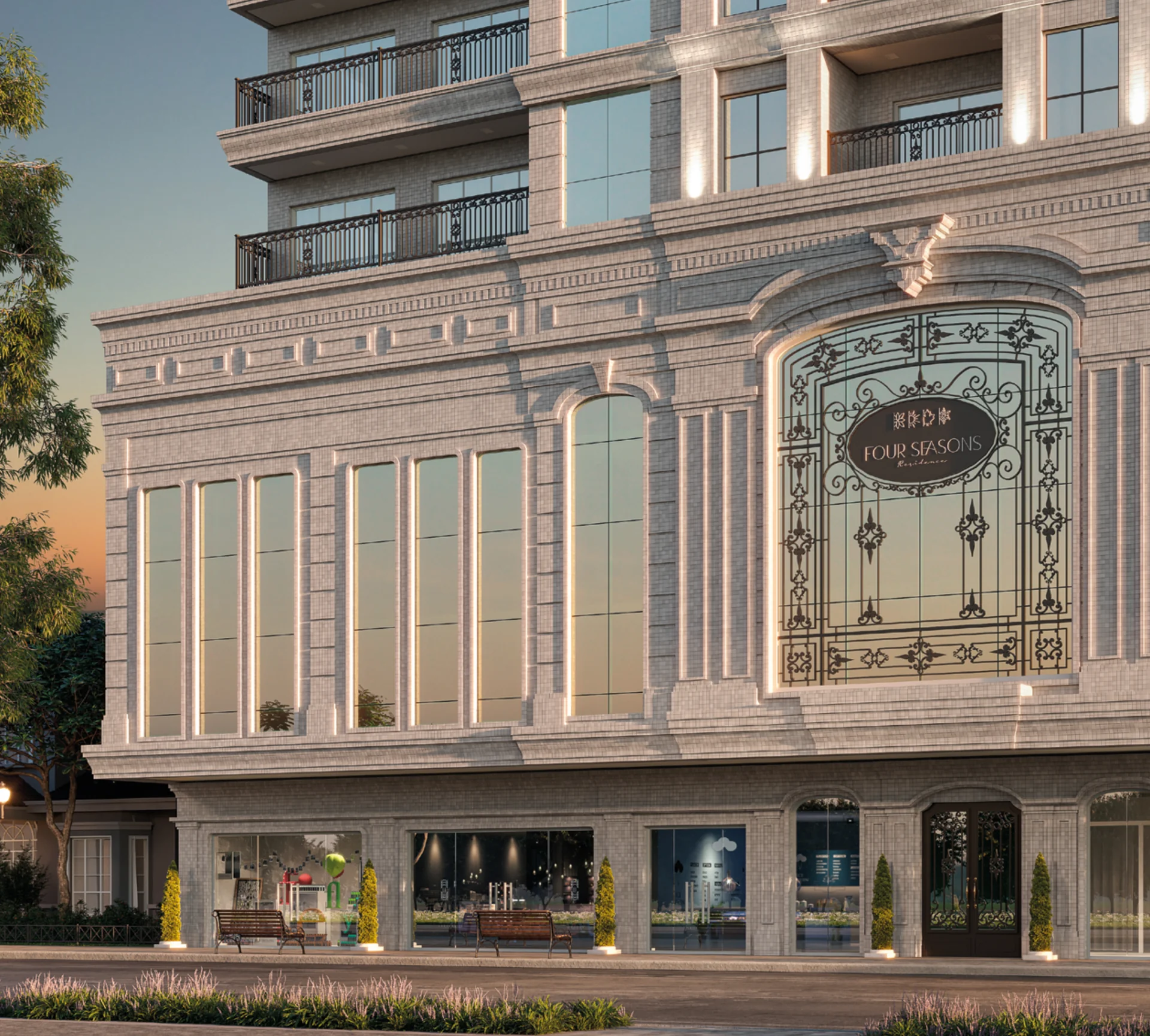 Embasamento neoclássico do Four Seasons Residence ao entardecer, com o portal de ferro trabalhado e as lojas do térreo