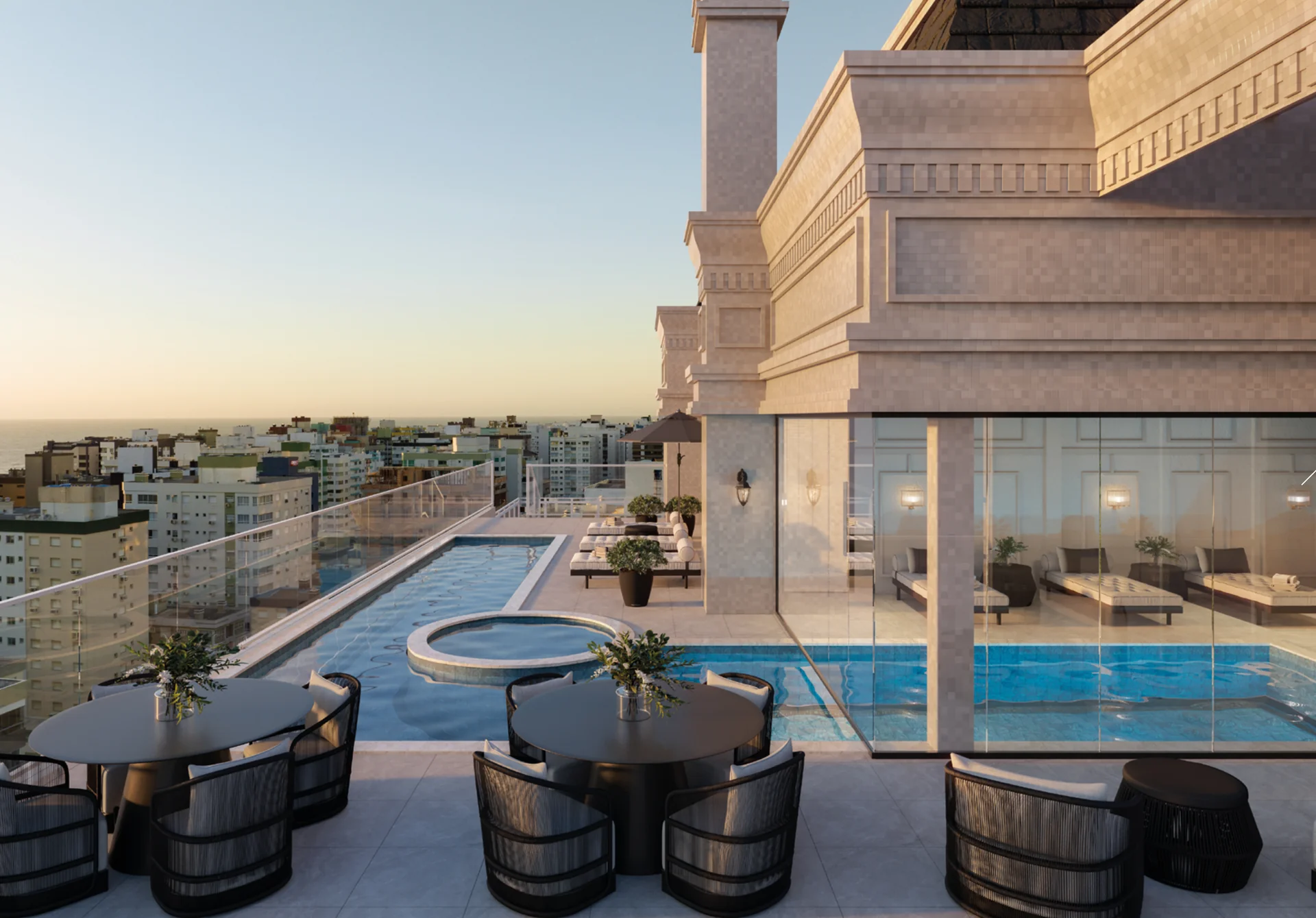 Piscina externa do rooftop do Four Seasons Residence ao entardecer, com jacuzzi, espreguiçadeiras e a cidade de Capão da Canoa ao fundo