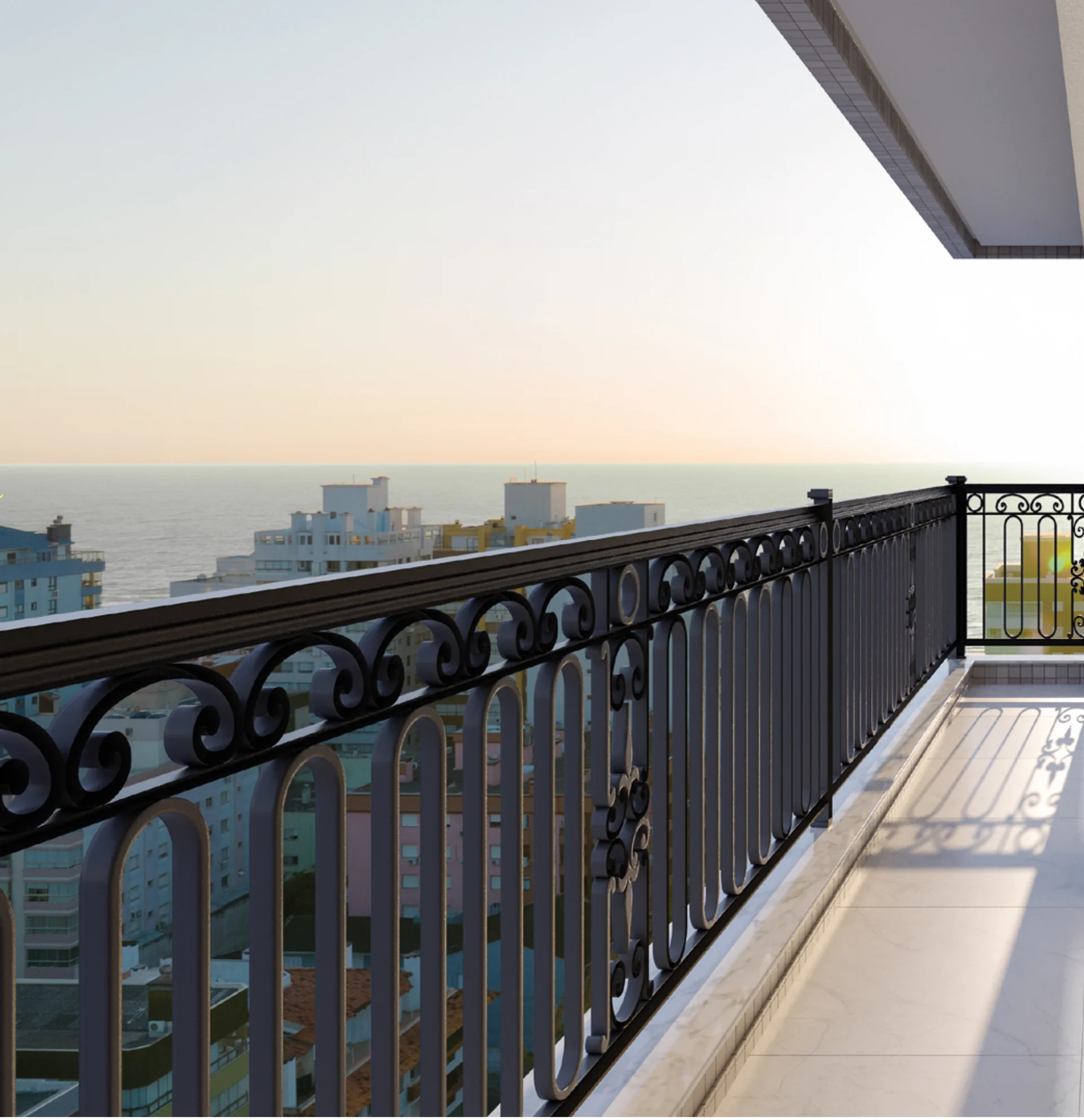 Sacada aberta do Four Seasons Residence com guarda-corpo de ferro trabalhado e vista do mar de Capão da Canoa