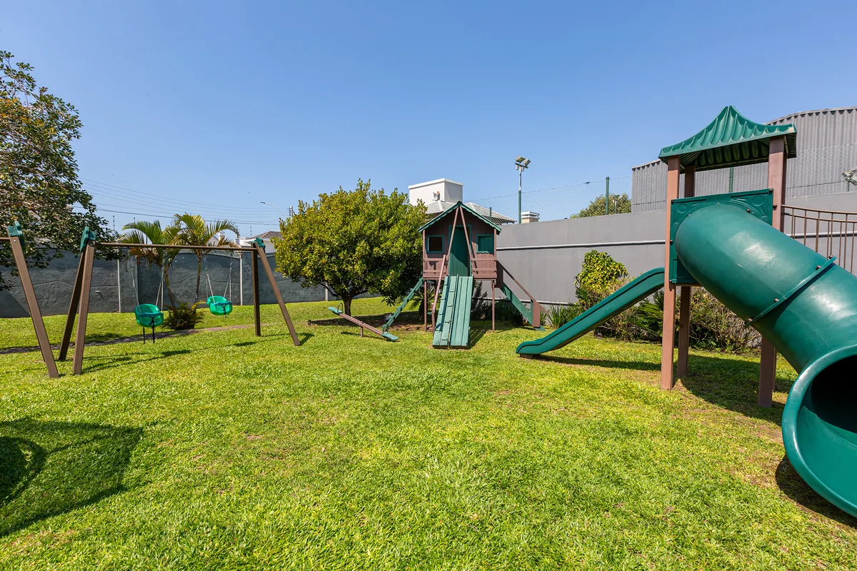 Playground externo do Atlântida Ilhas Park, com balanços, escorregador e casinha