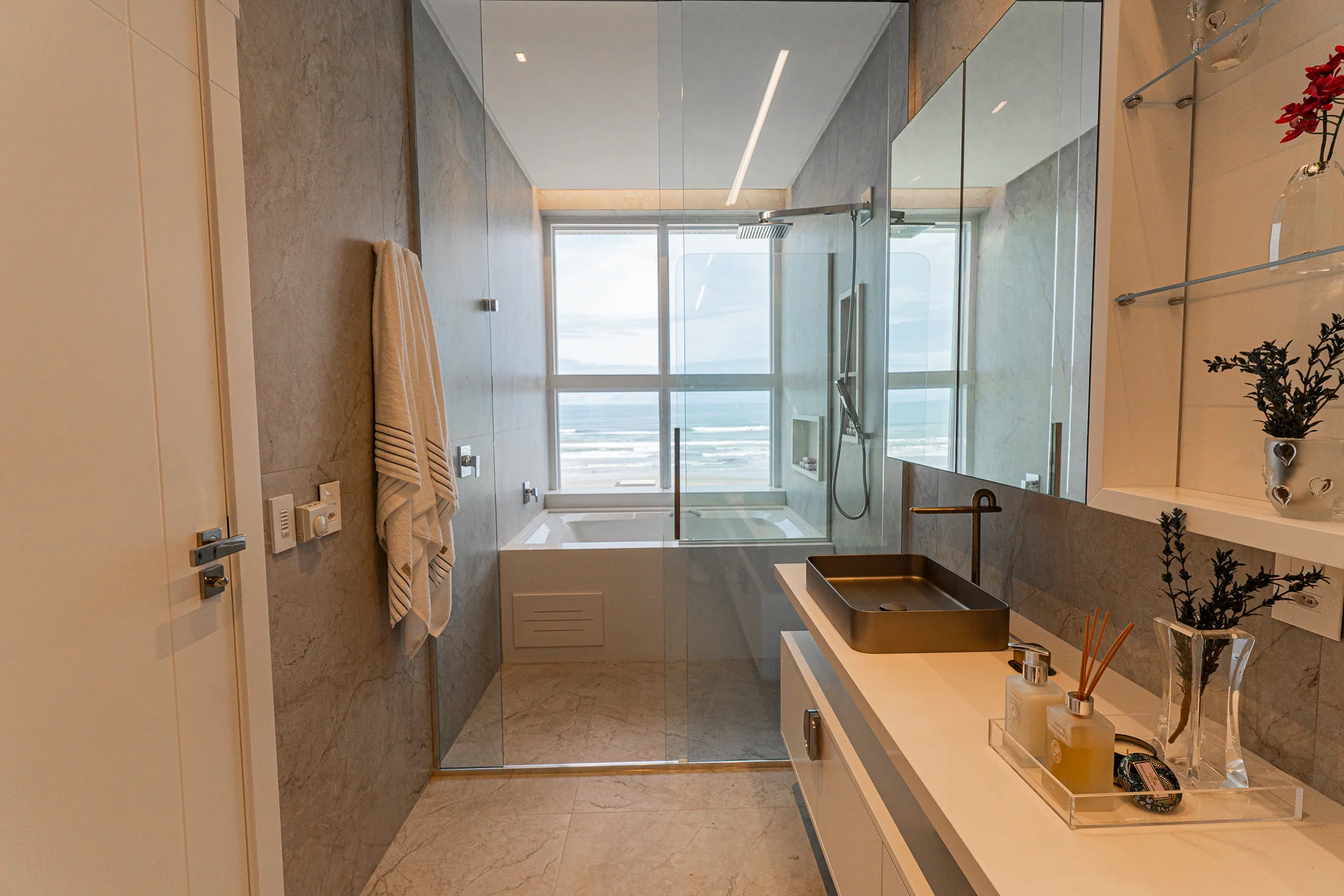 Banheiro do apartamento 501 do Edifício Joacir Martinello, com vista real para o mar