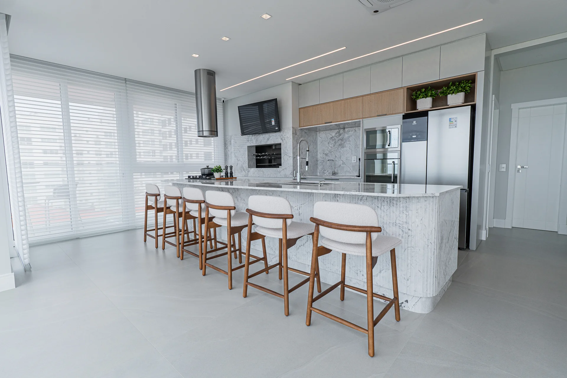Cozinha mobiliada do apartamento 501 do Edifício Joacir Martinello