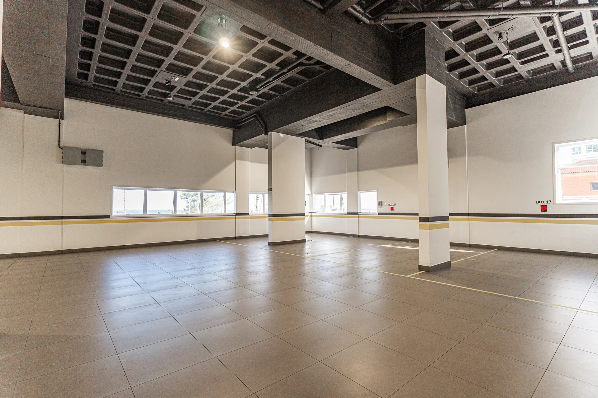 Garagem real do Edifício Joacir Martinello com boxes sinalizados e piso em porcelanato técnico
