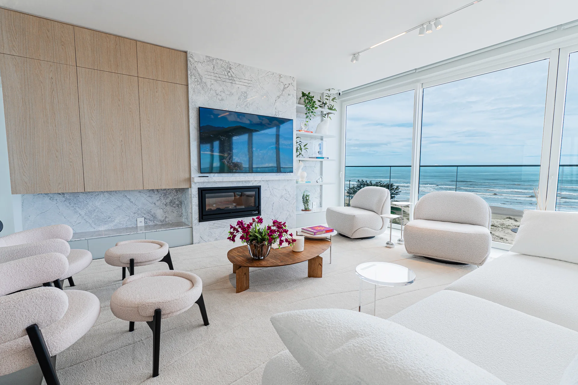 Living do apartamento 501 do Edifício Joacir Martinello, mobiliado e decorado, com mármore branco Salvatore
