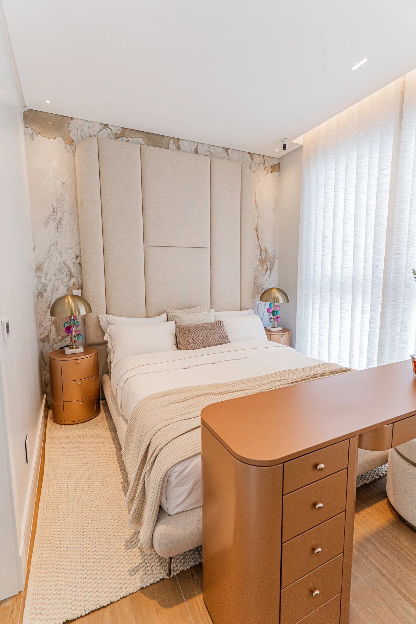 Suíte mobiliada e decorada do apartamento 501 do Edifício Joacir Martinello