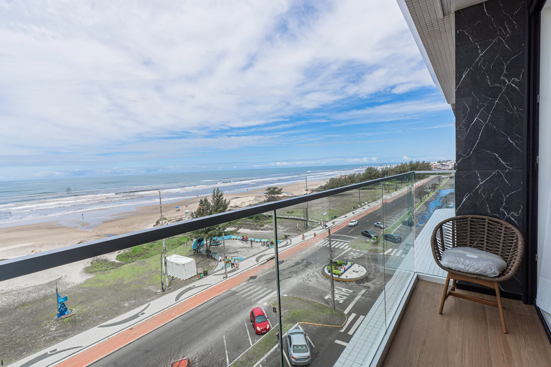 Varanda de unidade do Edifício Joacir Martinello com vista real da orla