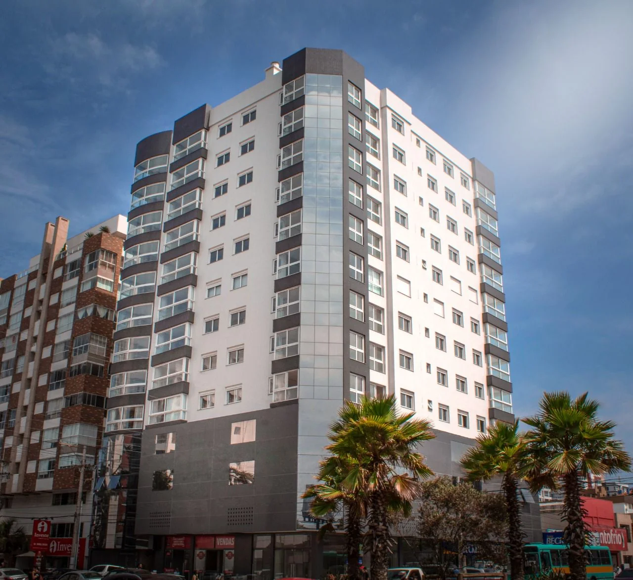 Fachada do Edifício João Alves Diniz, torre residencial no Centro de Capão da Canoa
