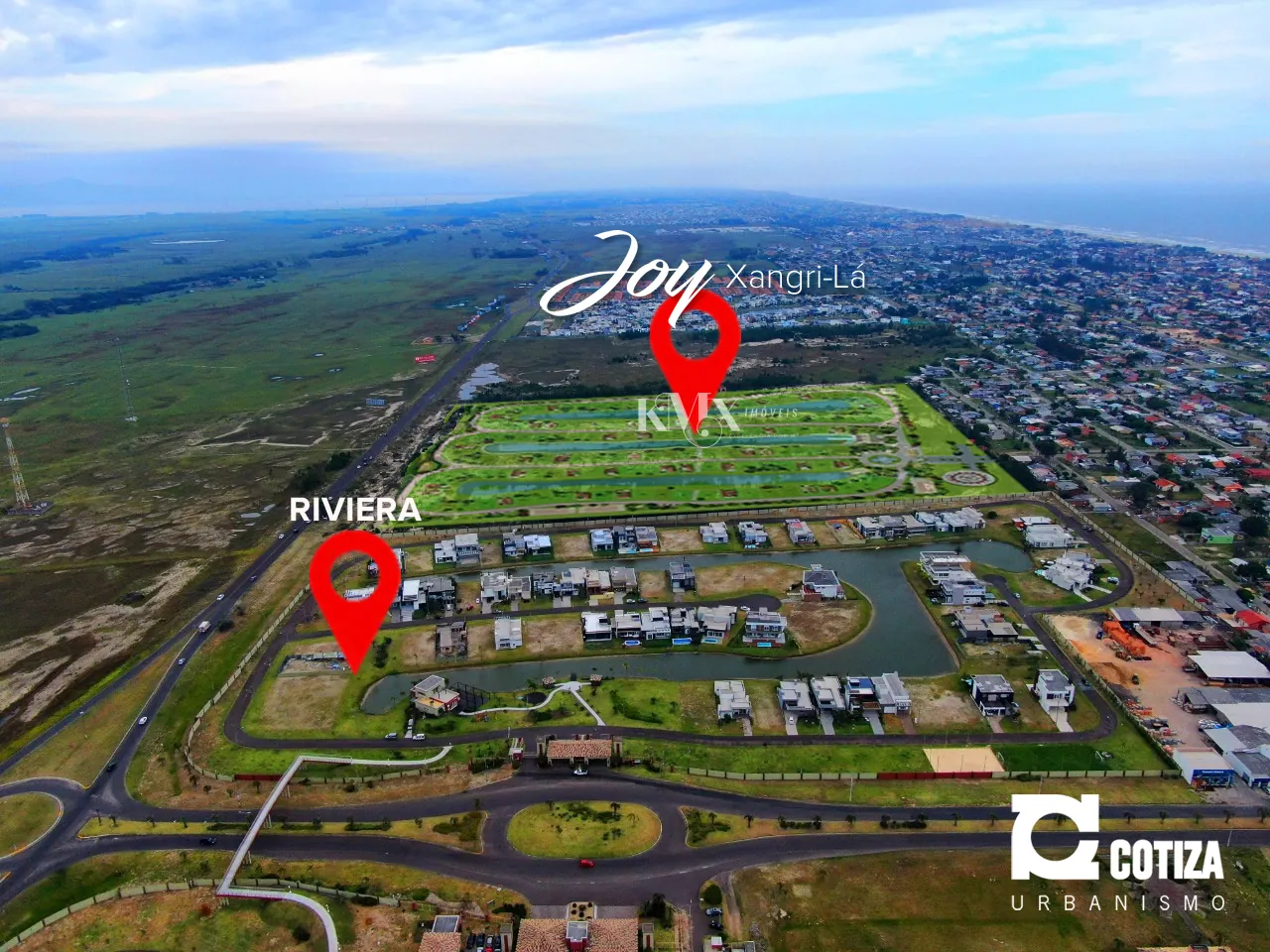 Vista aérea do Joy Xangri-Lá em Xangri-Lá, com os lagos internos e o Riviera ao lado