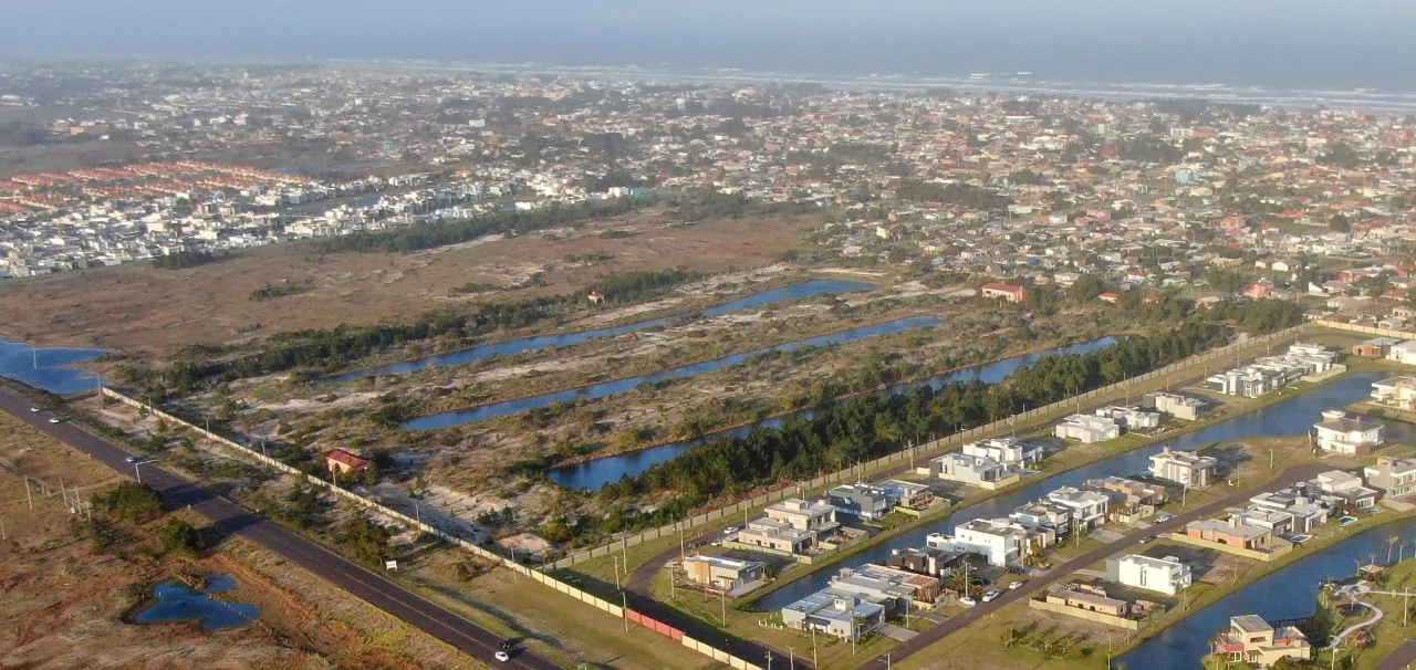 Lagos internos do Joy Xangri-Lá com o mar ao fundo em Xangri-Lá