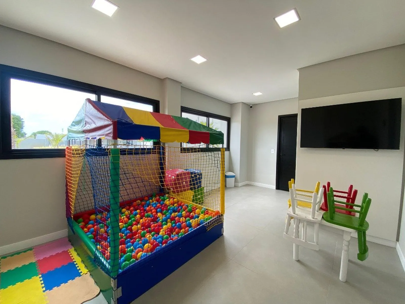Kids Place do club-house do JOY com piscina de bolinhas e brinquedos