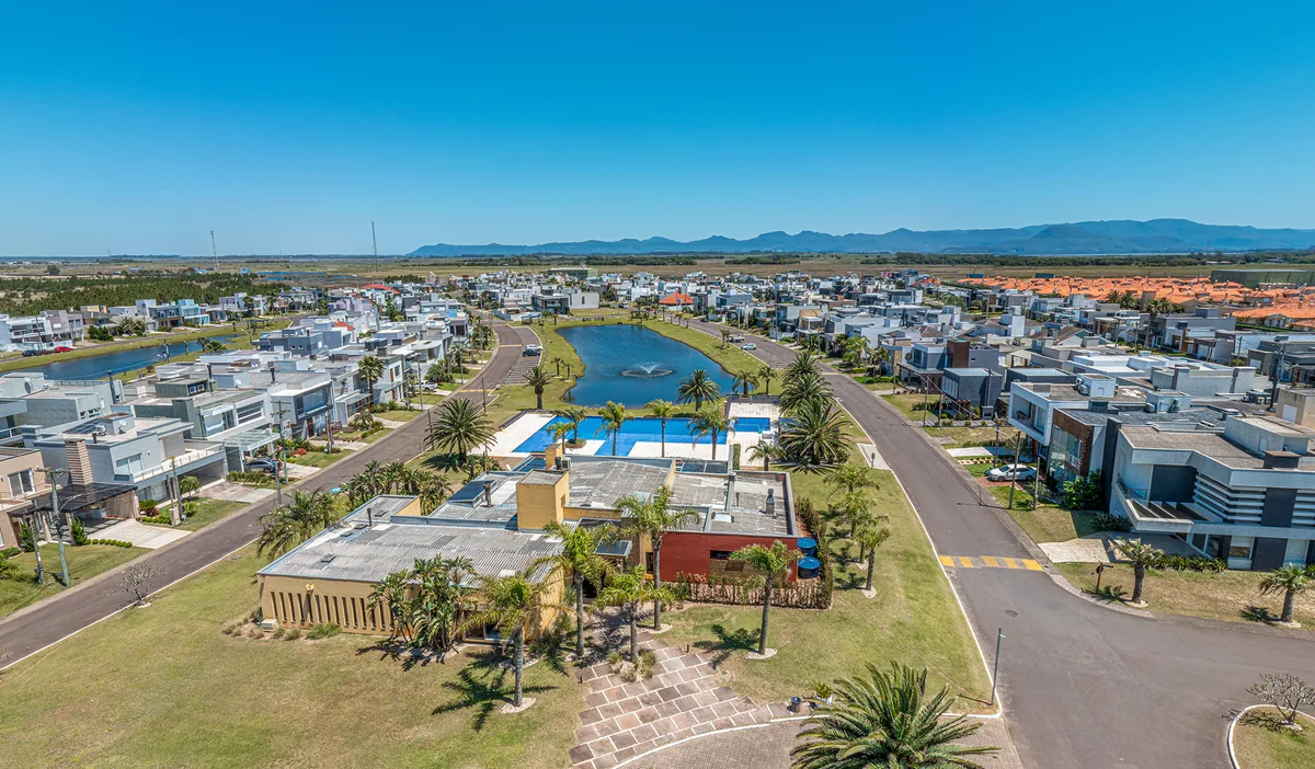 Os dois lagos internos do Las Palmas com chafariz central, casas contemporâneas e deck de madeira nas margens