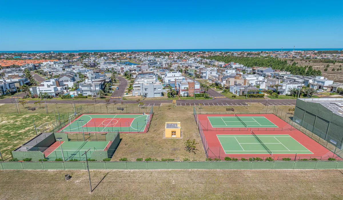 Vista aérea das duas quadras de tênis e da quadra poliesportiva do Las Palmas