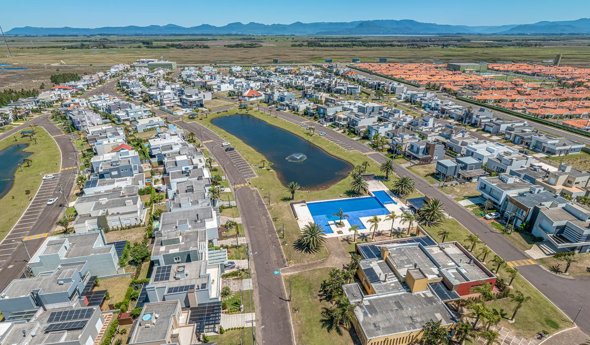 Vista aérea ampla do Las Palmas com as quadras esportivas e o mar ao fundo, no bairro Noiva do Mar, Xangri-Lá