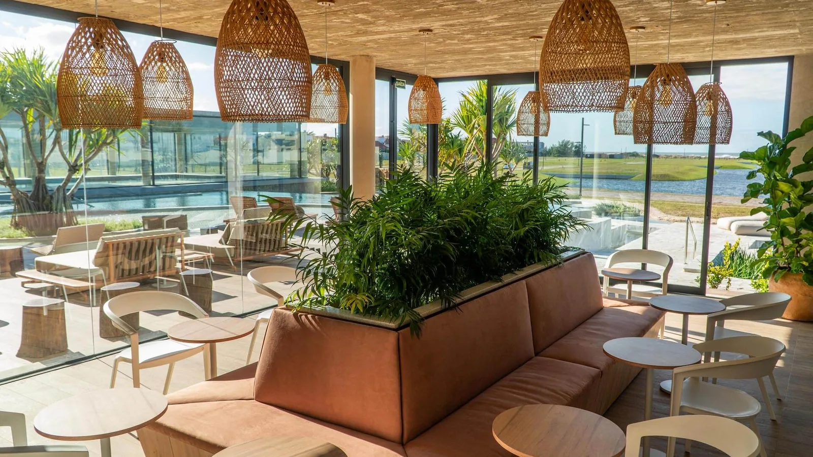 Espaço Gourmet do clube do Los Cobos com vista para o paisagismo em Xangri-Lá