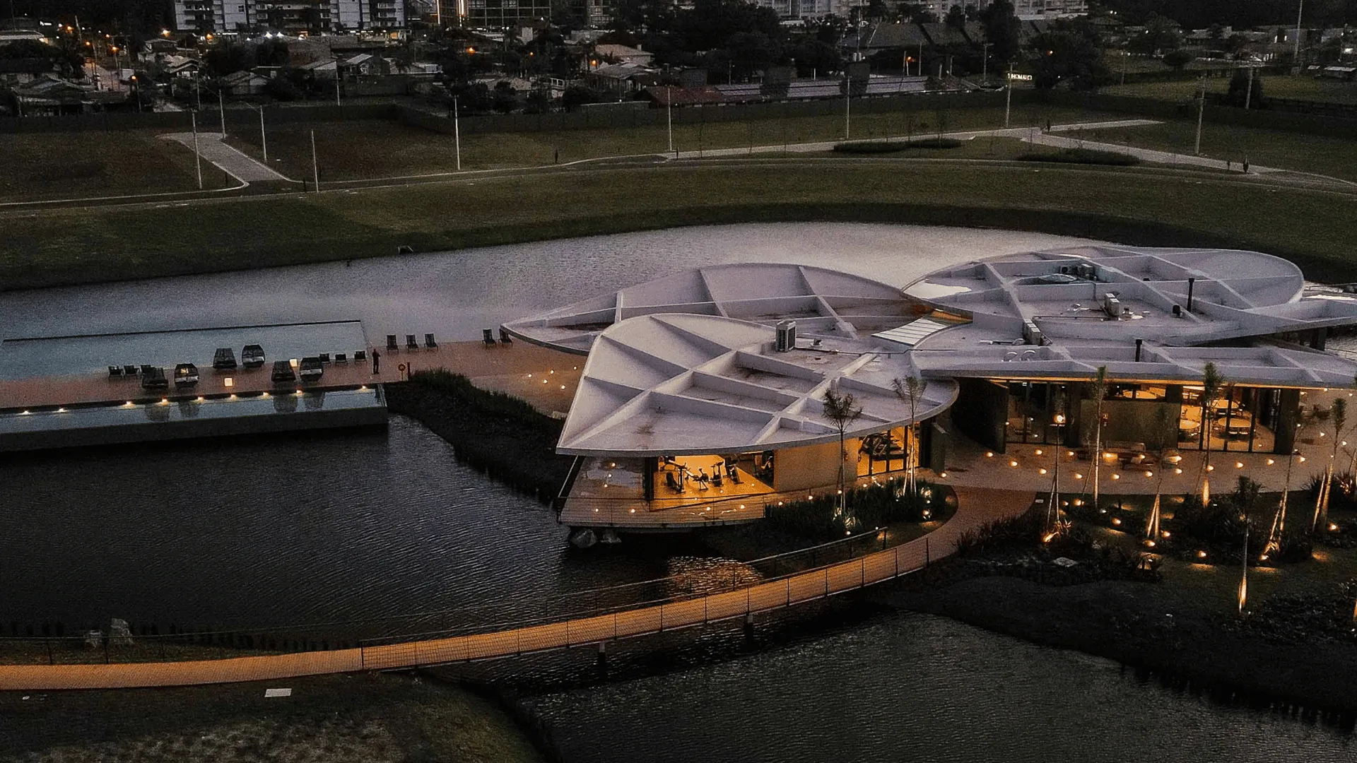 Clube do Lótus Atlântida sobre uma ilha com piscina infinita voltada ao lago central em Atlântida, Xangri-Lá