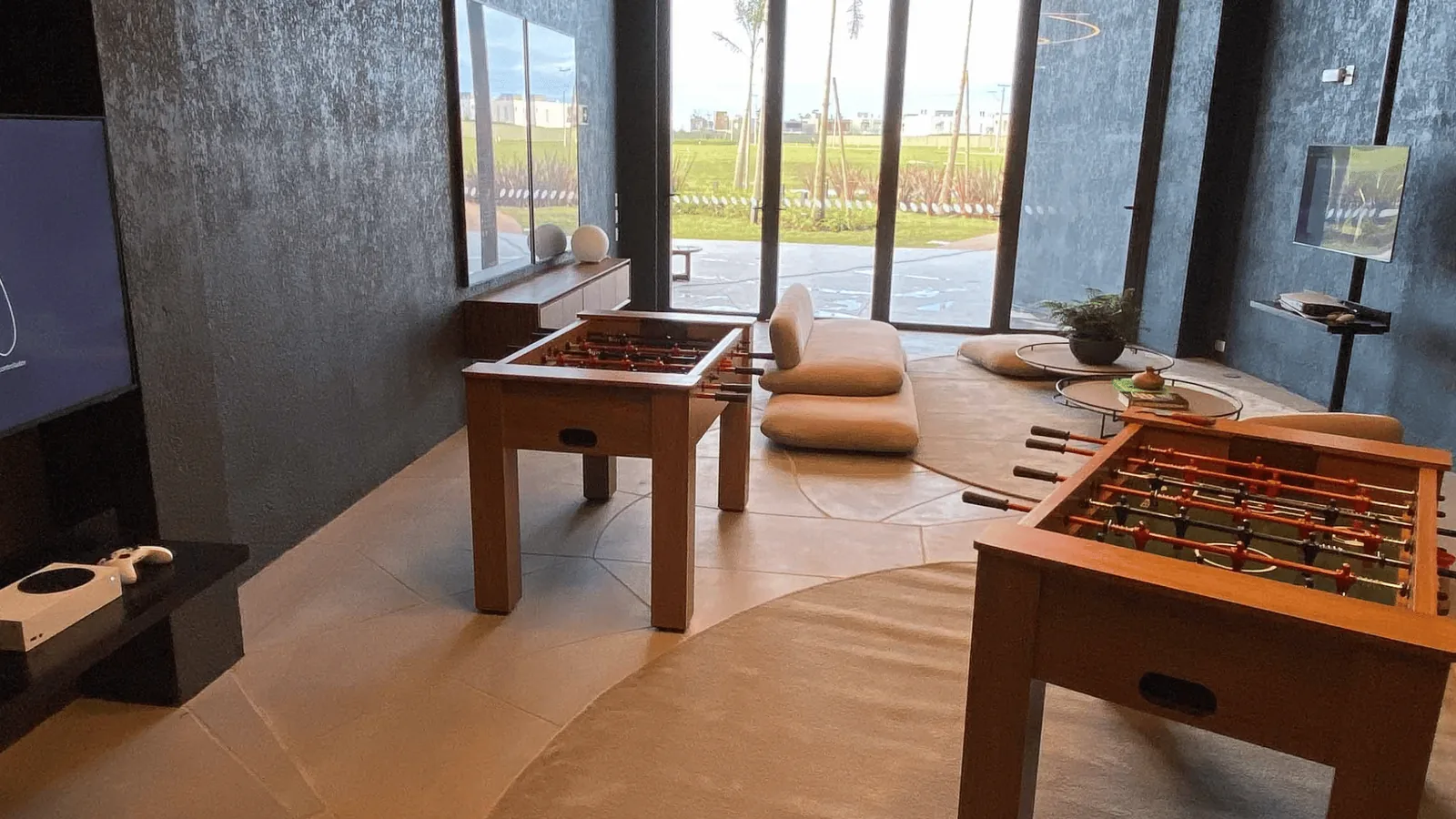 Lounge e espaço de jogos do clube do Lótus