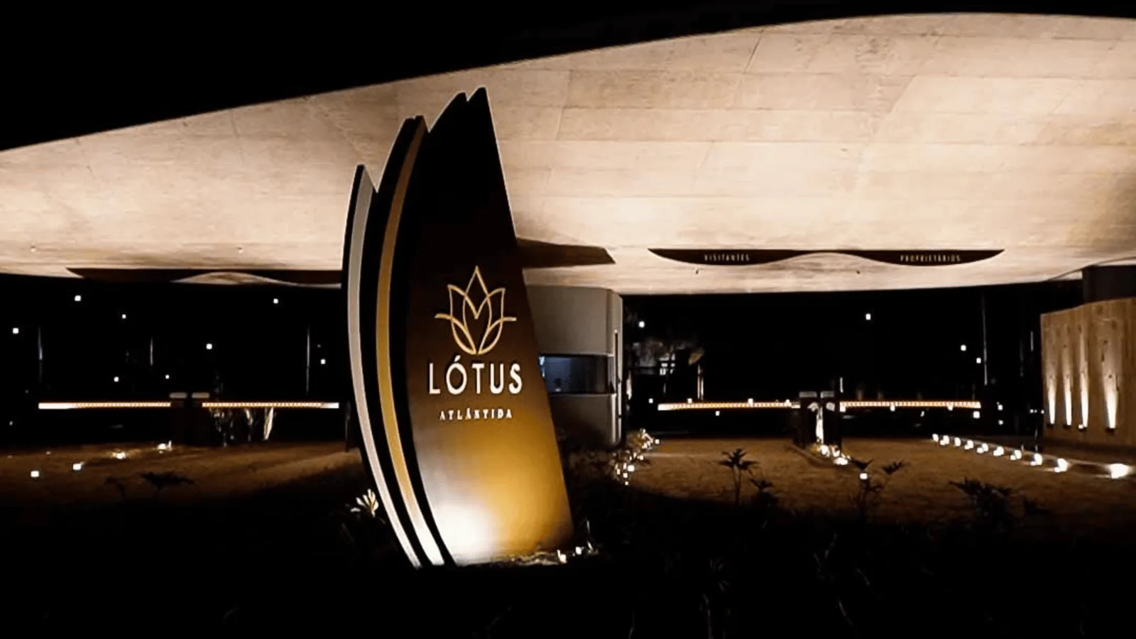 Pórtico do Lótus Atlântida em concreto aparente com laje de linhas orgânicas inspiradas na flor de lótus
