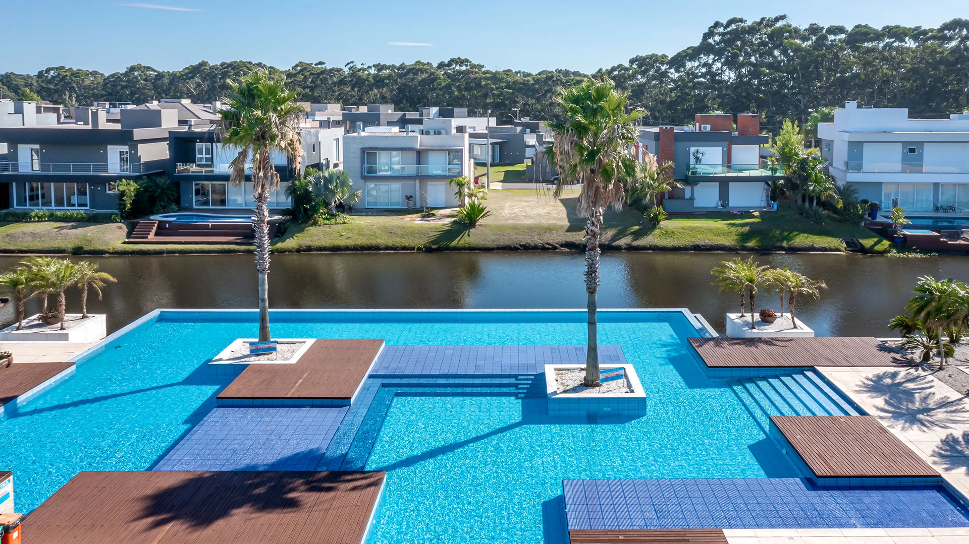 Foto aérea das piscinas adulta e infantil do Malibu Beach Residence