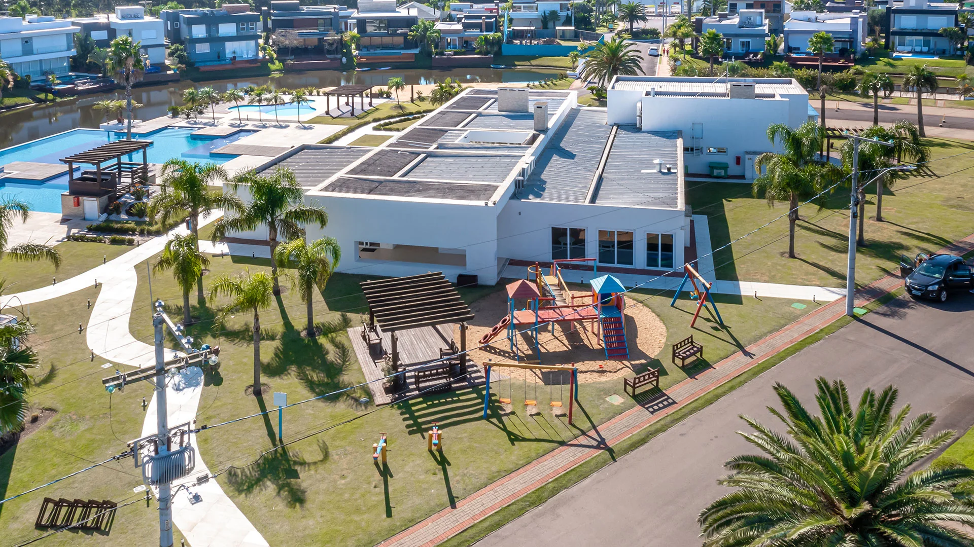 Foto aérea do playground do Malibu Beach Residence próximo ao clube e às piscinas