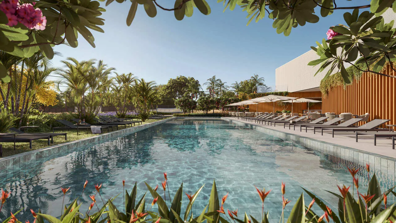 Piscina externa com borda infinita e deck do Clube Península do RARO em Xangri-Lá