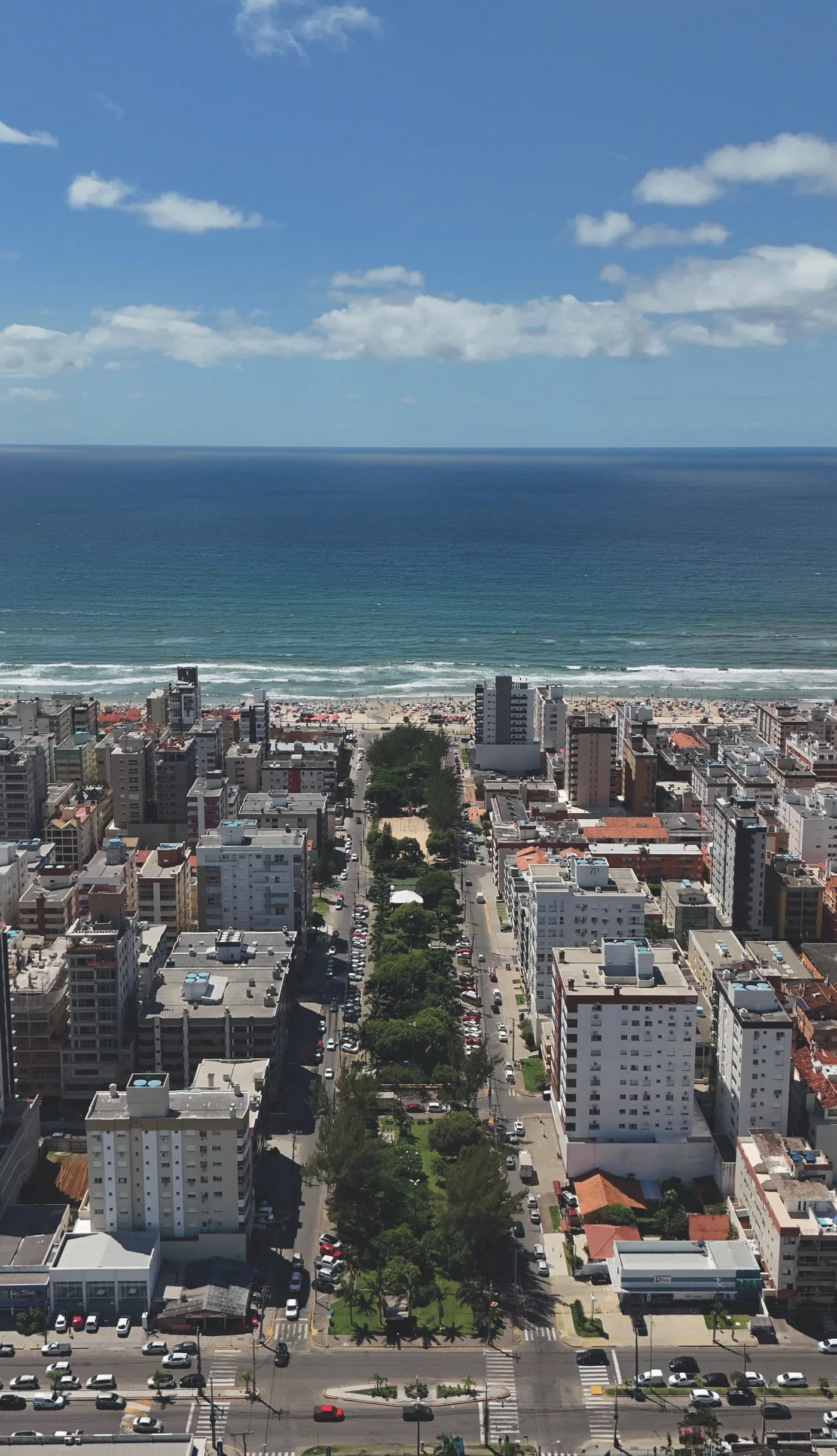 Vista aérea de Capão da Canoa mostrando a orla e a malha urbana onde fica o Rivazi Residencial