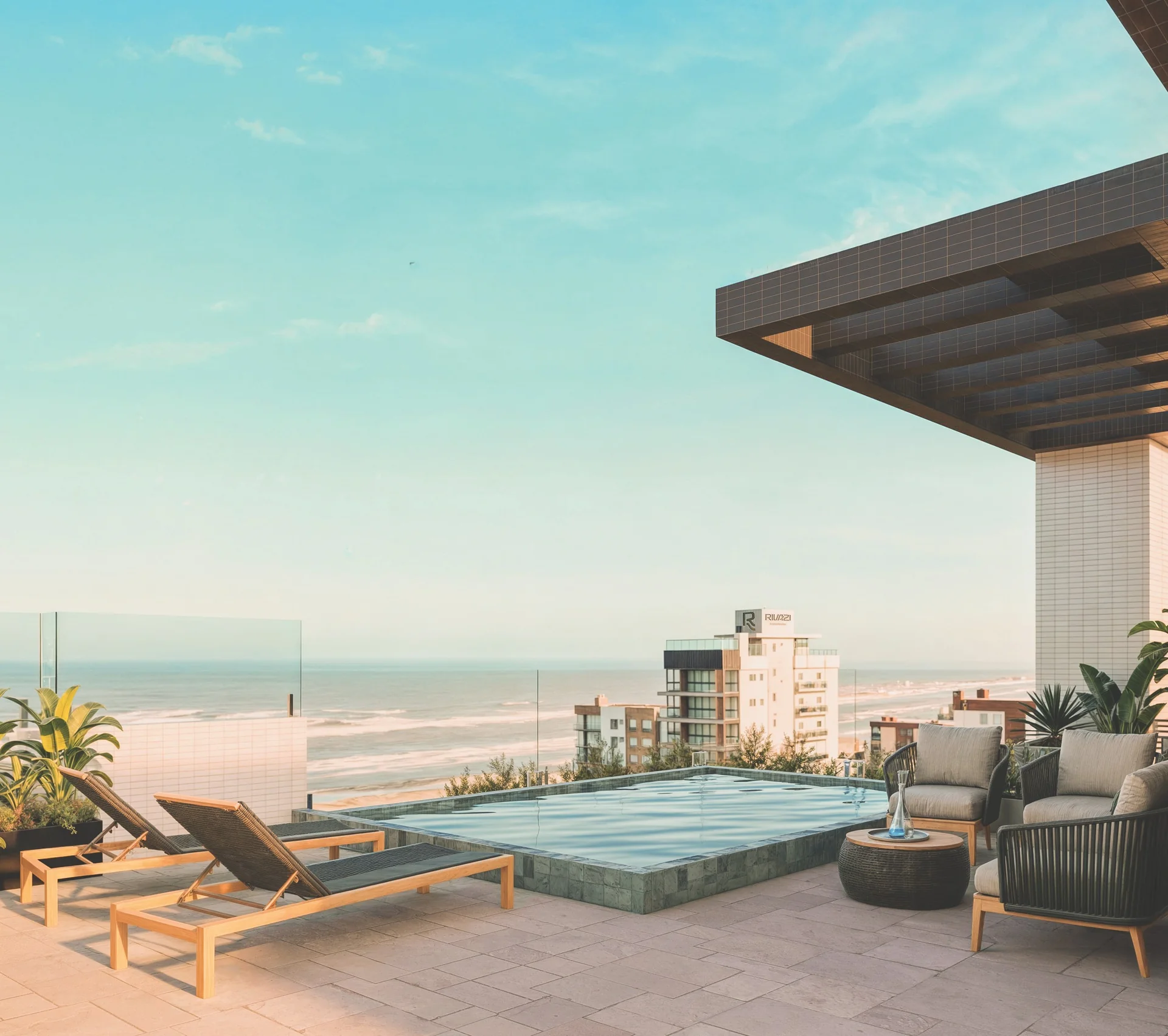 Piscina aquecida com prainha e espreguiçadeiras no rooftop boutique do Rivazi Residencial, com vista para o mar de Capão da Canoa