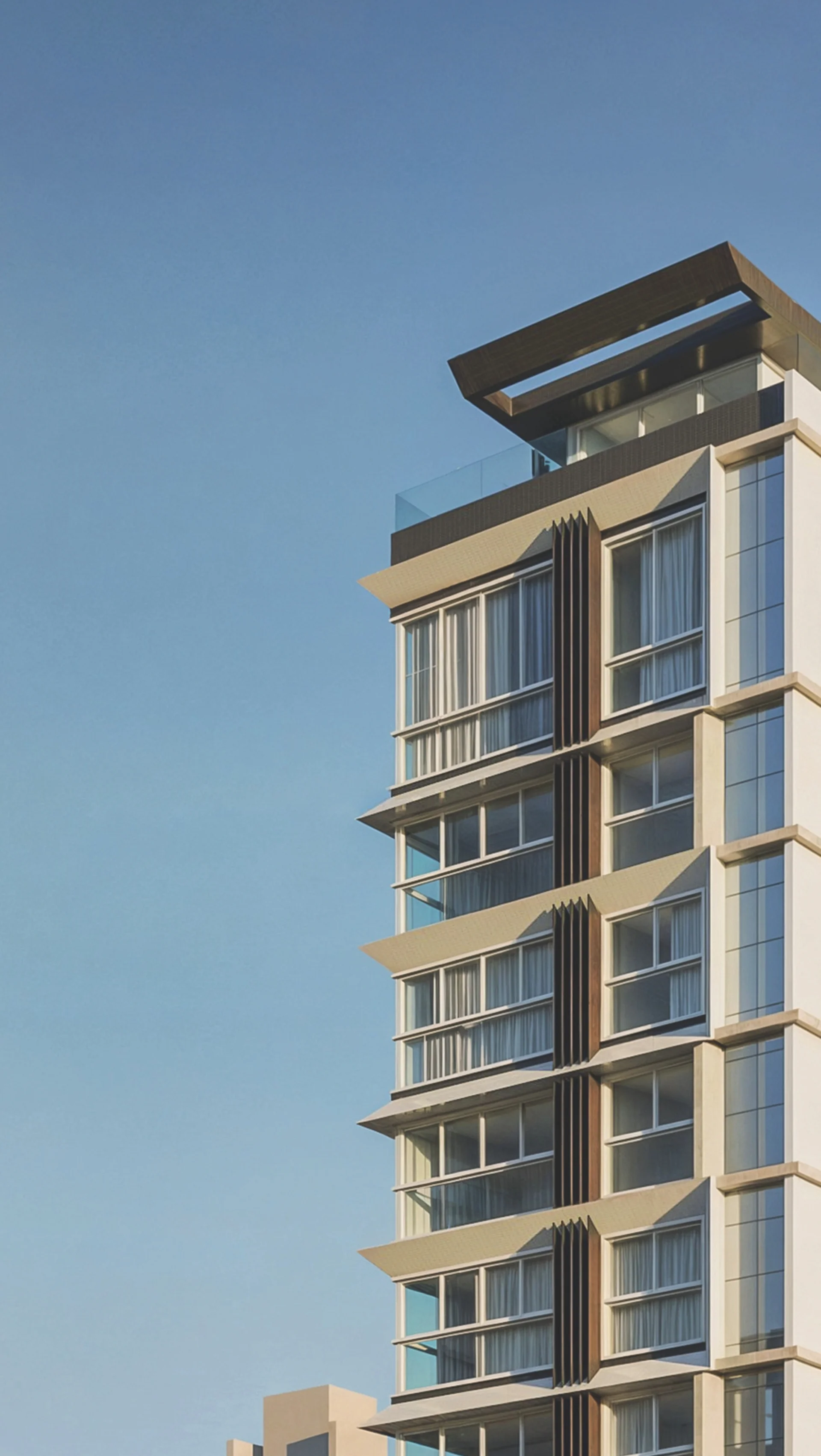 Torre única do Rivazi Residencial com varandas e coroamento em pergolado no topo