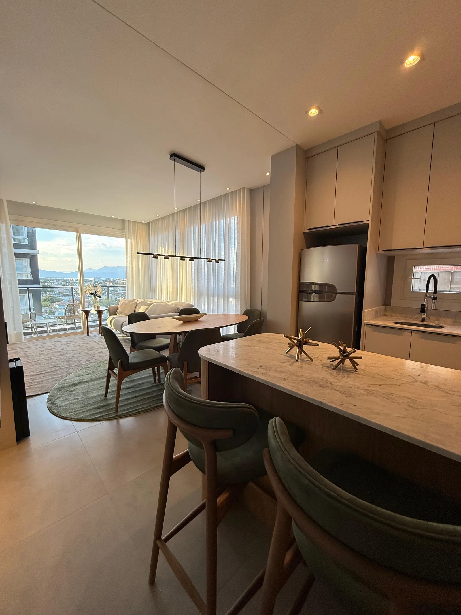 Living de apartamento decorado do Santé Beach Home com integração ao ambiente social