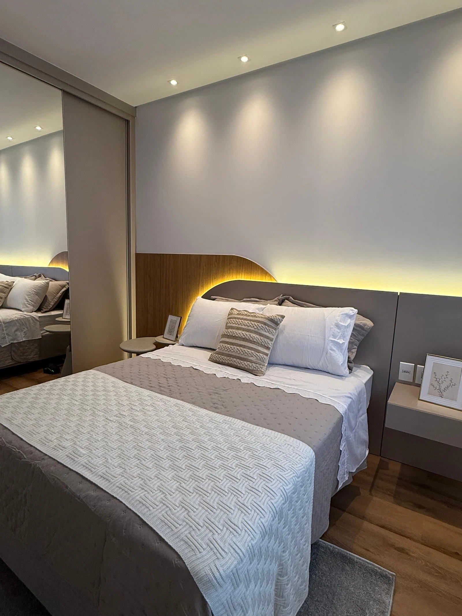 Suíte do apartamento decorado do Santé Beach Home, com marcenaria e iluminação embutida