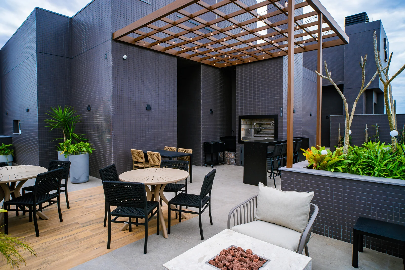 Parrilla com fireplace no rooftop do Santé Beach Home em Capão da Canoa