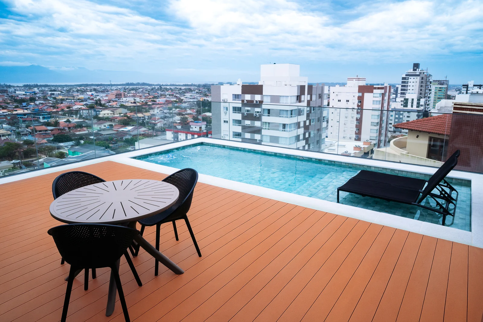 Piscina externa com deck no rooftop do Santé Beach Home, condomínio entregue na Zona Nova de Capão da Canoa