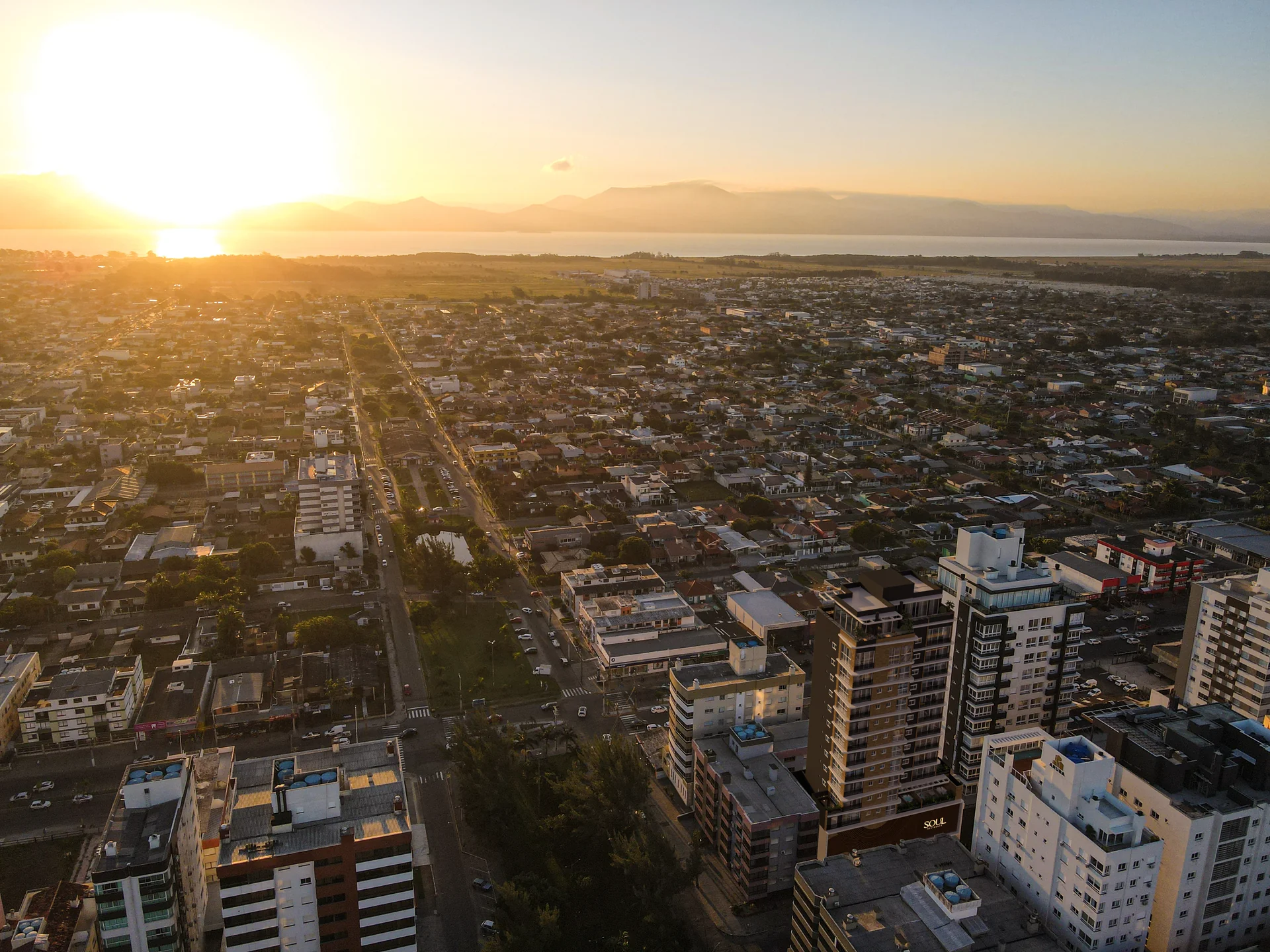 Vista aérea da Zona Nova de Capão da Canoa com o Soul Residence em destaque (fotomontagem ilustrativa)