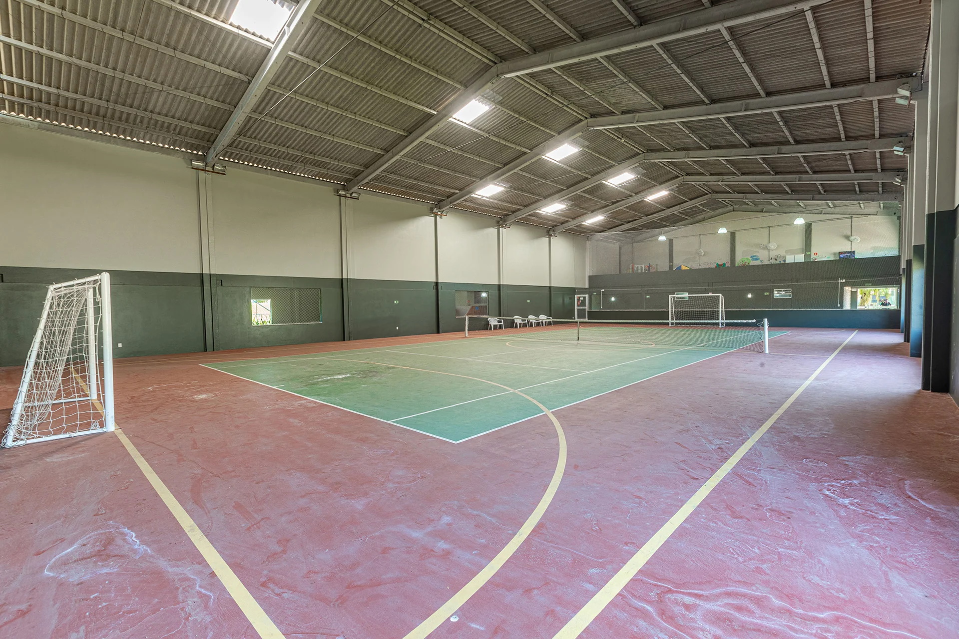 Foto da quadra coberta multiuso do Velas da Marina, com marcação de futsal e vôlei