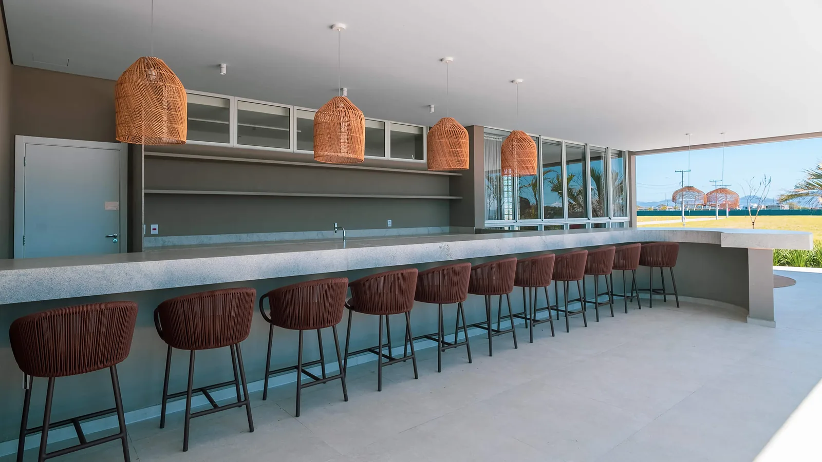 Bar da piscina e lounge do Club House do Wave Home Resort