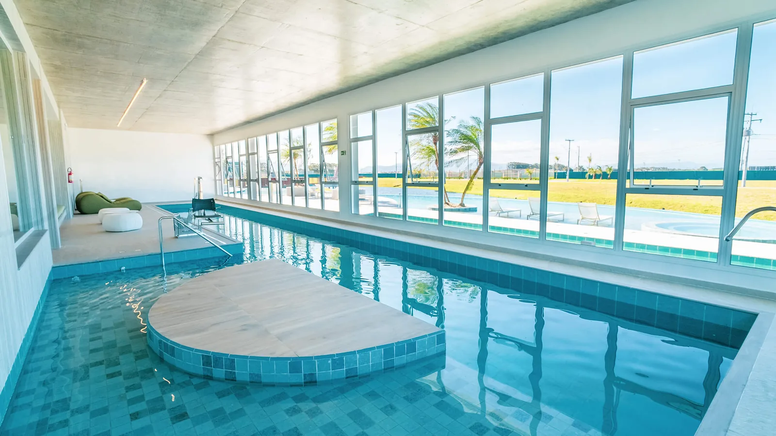 Piscina interna aquecida do Club House do Wave Home Resort em Xangri-Lá