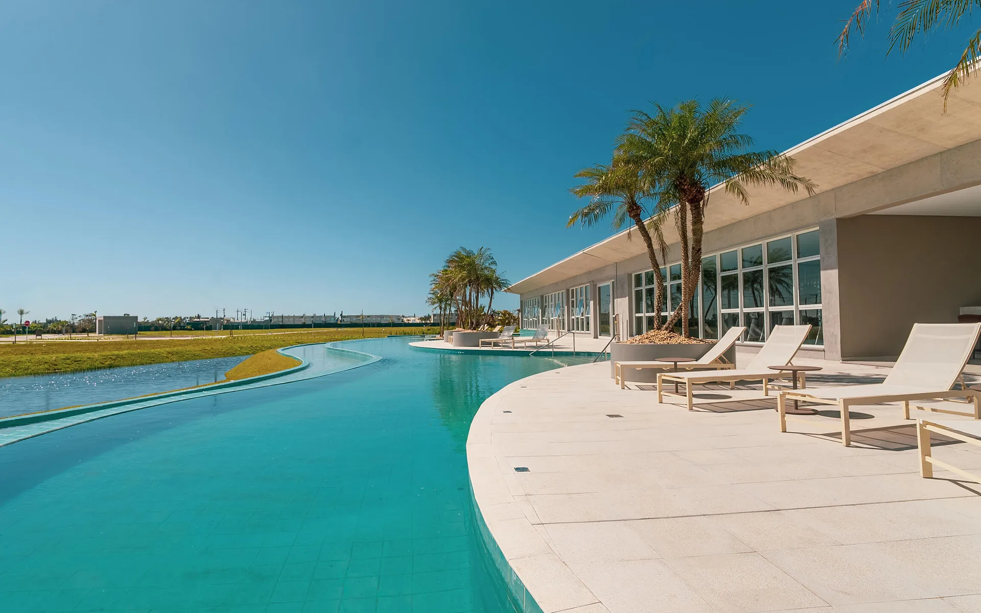 Piscina externa e deck do Club House do Wave Home Resort à beira do lago