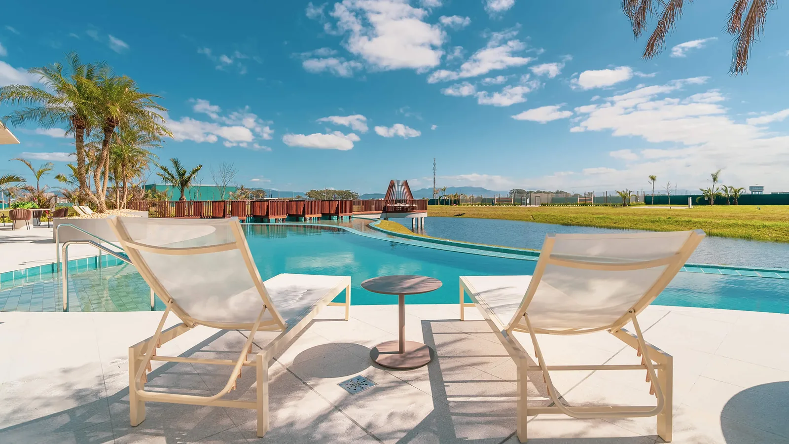 Piscina externa e deck do Club House do Wave Home Resort