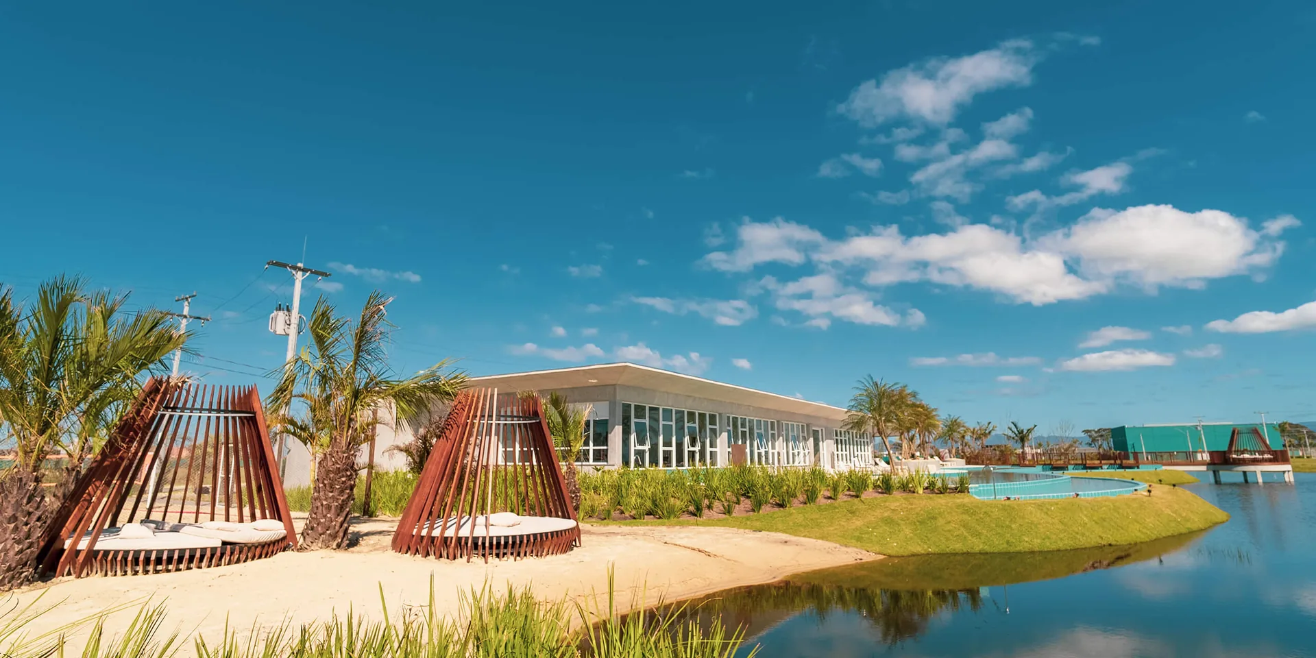 Prainha do Wave Home Resort com deck e quiosques junto ao lago
