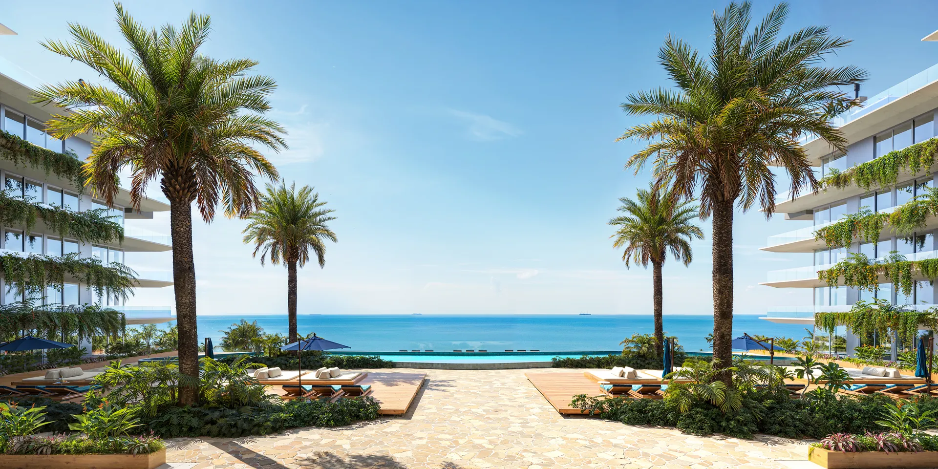 Praça e jardim com palmeiras e vista para o mar no Xangri-Lá Ilhas Resort